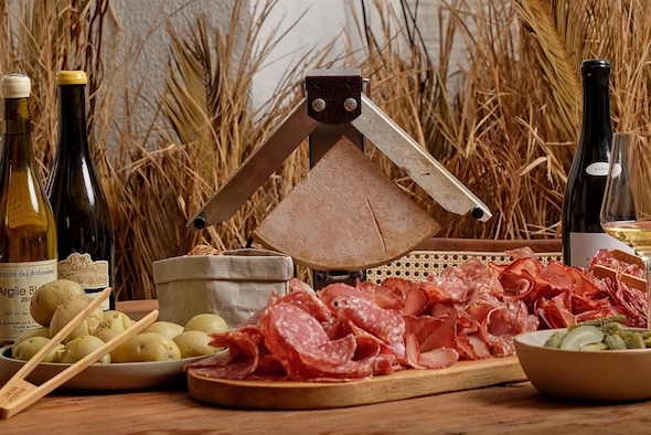 Buffet de raclette charcuterie et vin