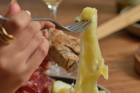 Femme mange de la raclette