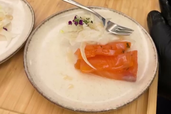 Assiette de saumon gravlax avec salade de fenouil