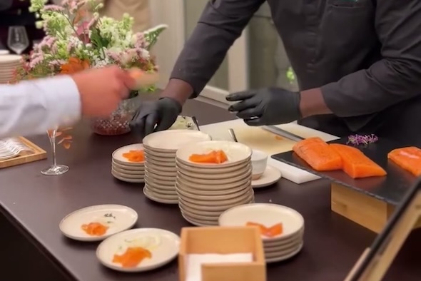 Chef dresse le saumon gravlax